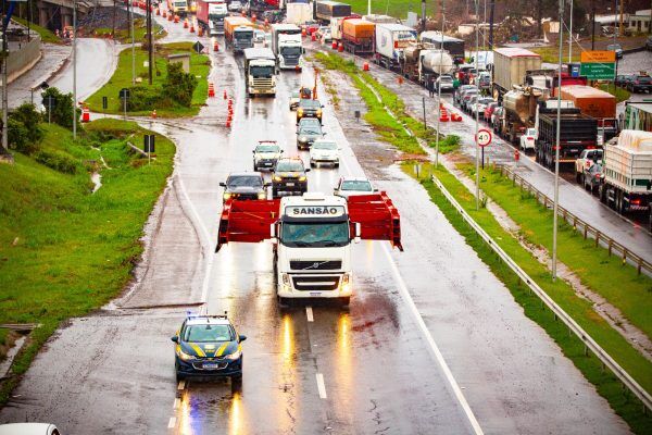 Transporte de estruturas bloqueia BR-386 nesta quarta