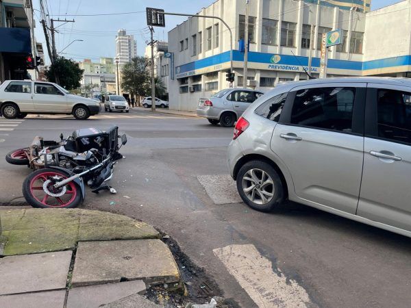 Motocicleta e carro colidem no centro de Lajeado