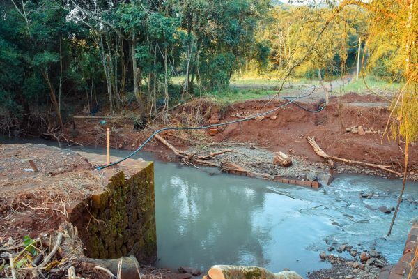 Imigrante trabalha na reconstrução de acessos