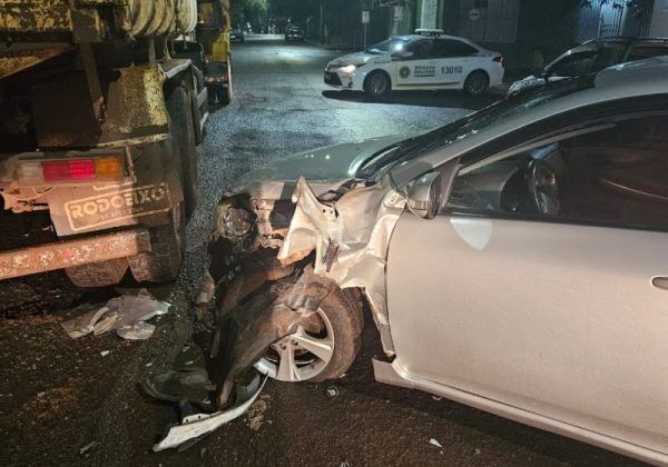 Condutora embriagada colide em caminhão estacionado