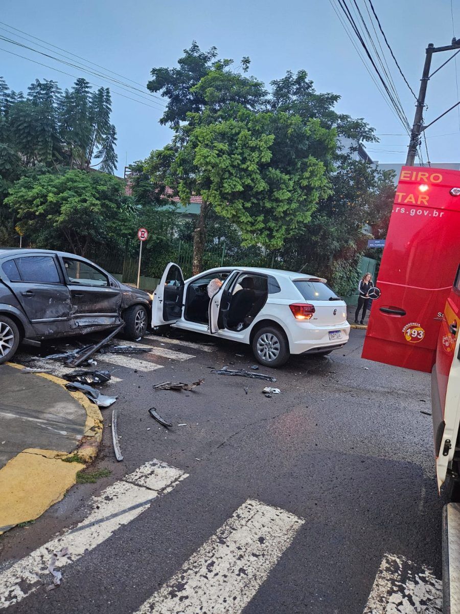 Colisão entre dois carros deixa homem ferido em Estrela