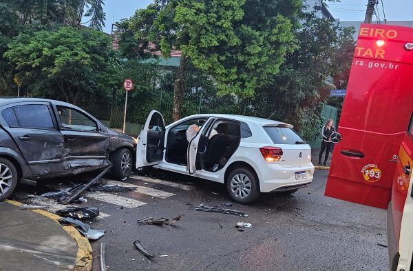 Colisão entre dois carros deixa homem ferido em Estrela