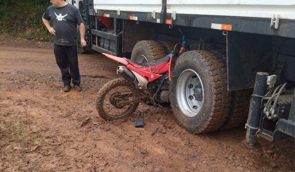 Motociclista morre em colisão com caminhão em Venâncio Aires