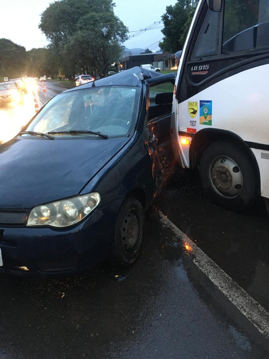 Ônibus colide em carro na ERS-128