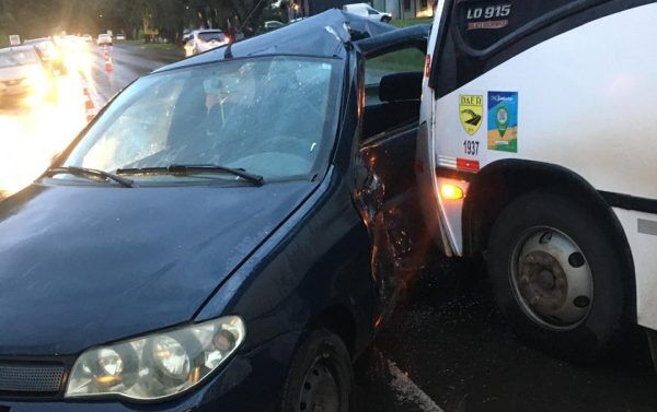 Ônibus colide em carro na ERS-128