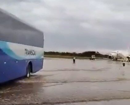 Chuva alaga pátio da Base Aérea de Canoas