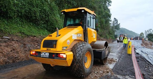 Obras de pavimentação bloqueiam a BR-386 em Pouso Novo, neste sábado