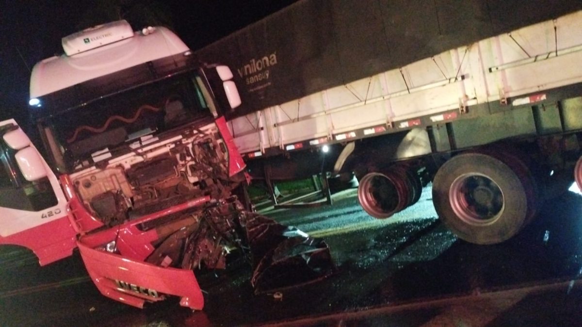 Mulher morre após colisão com carreta em Venâncio Aires