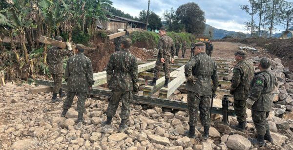 Exército instala ponte entre Coqueiro Baixo e Travesseiro