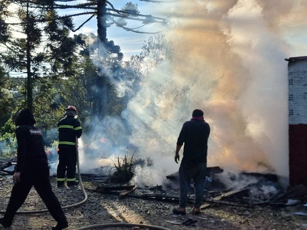 Incêndio destrói casa noturna em Ilópolis