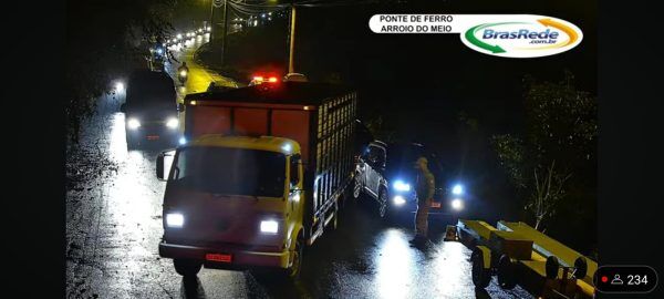 Caminhão fica preso novamente no acesso da Ponte de Ferro