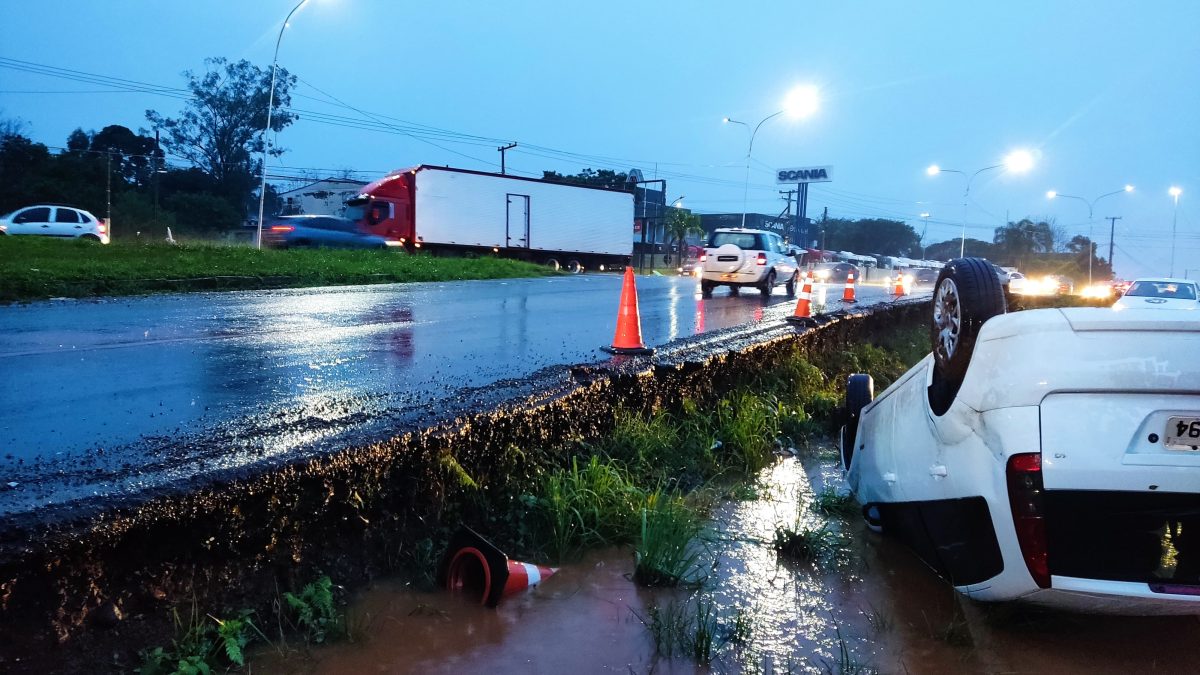 Carro capota na BR-386, em Lajeado