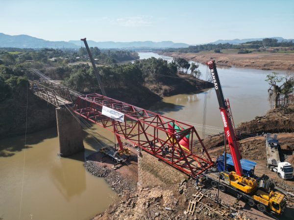 Acompanhe ao içamento do vão da Ponte de Ferro