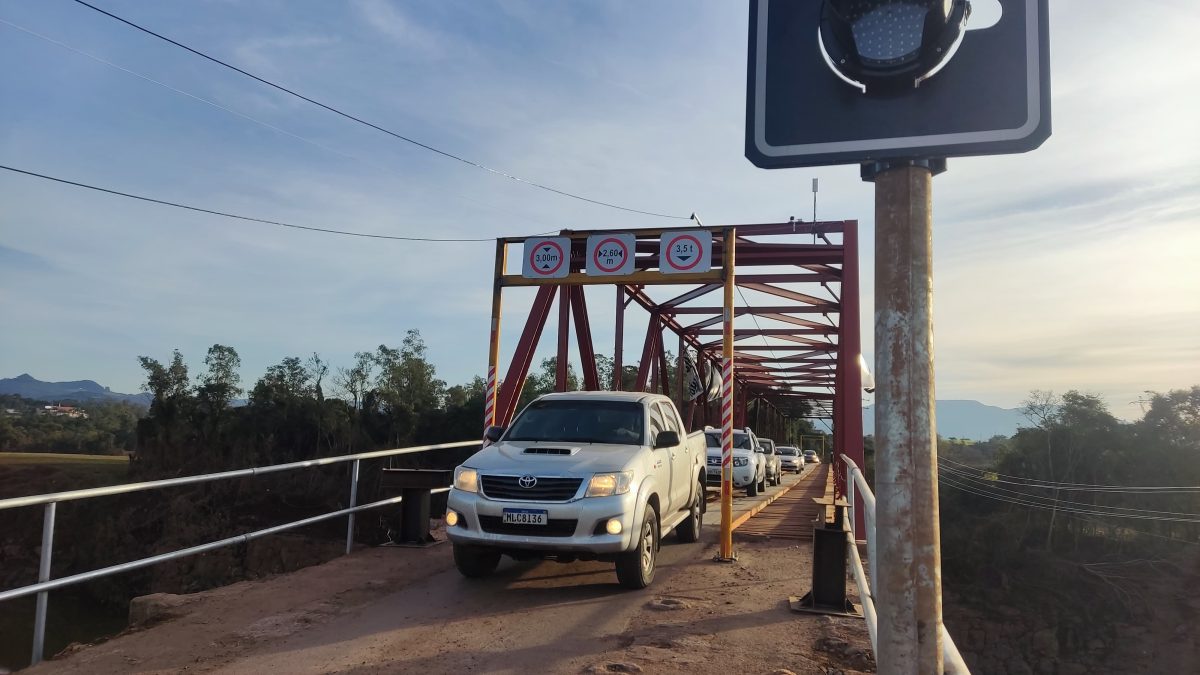 Mais de 1,3 mil veículos passam por hora pela Ponte de Ferro 