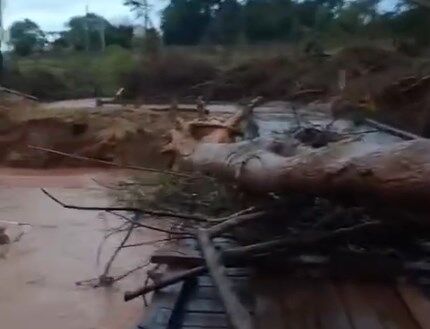 Troncos interrompem trânsito na ponte Tangará, em Estrela