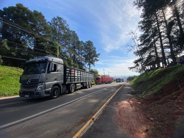 Desfile dos Motoristas percorre cinco bairros; jovem é atropelada no evento