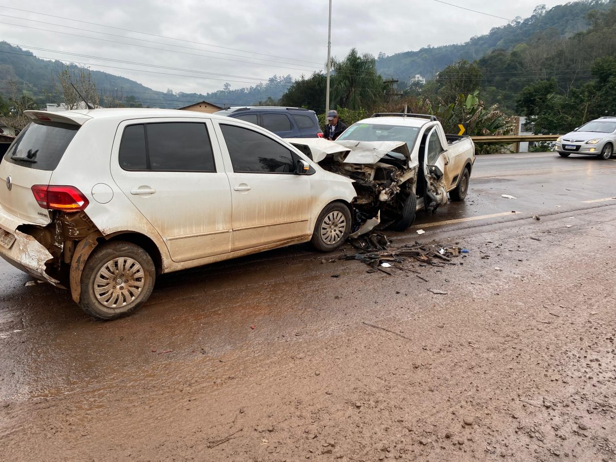 Acidente entre três veículos deixa dois feridos na ERS-129, em Encantado