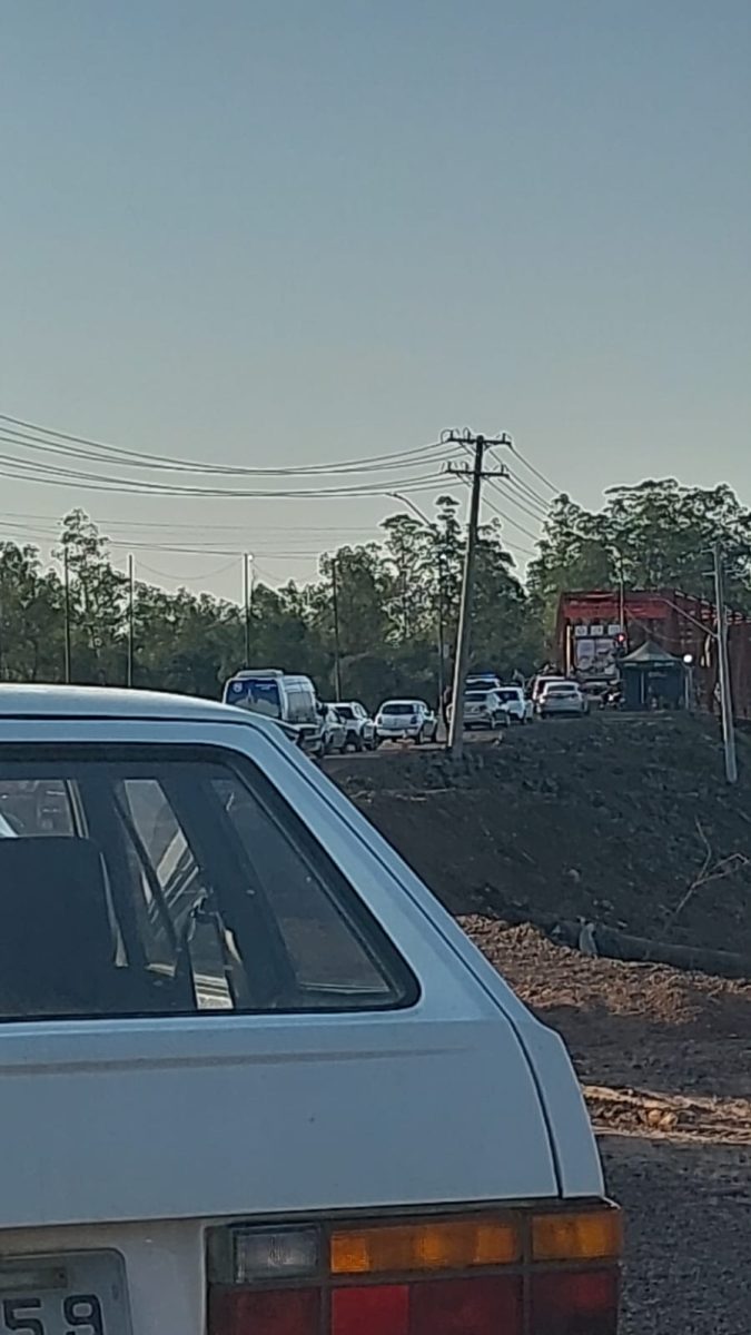 Caminhão fica preso na Ponte de Ferro