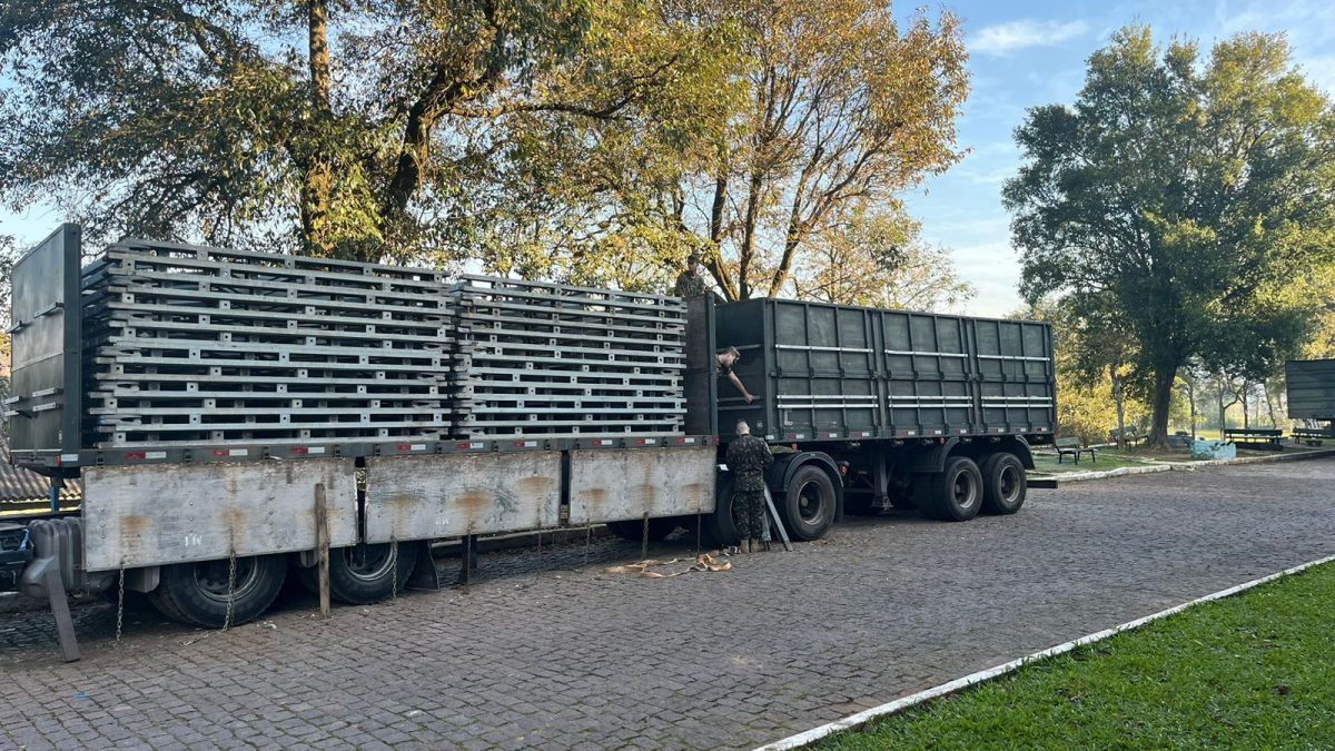 Exército carrega estruturas de ponte para veículos pesados