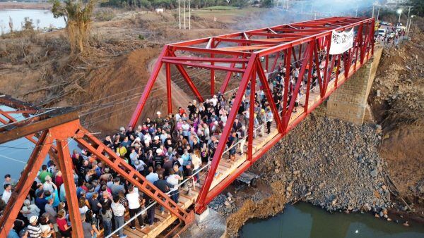 Cerca de um milhão de pessoas passam pela Ponte de Ferro no primeiro mês