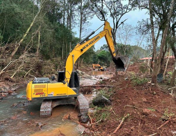 Relvado inicia serviços de desassoreamento do Arroio Jacaré