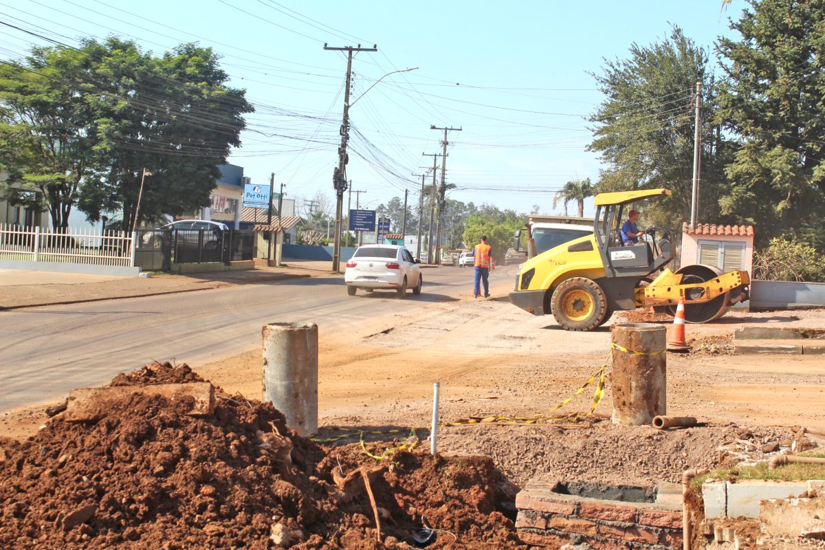 Alargamento da rua principal de Conventos começa a tomar forma