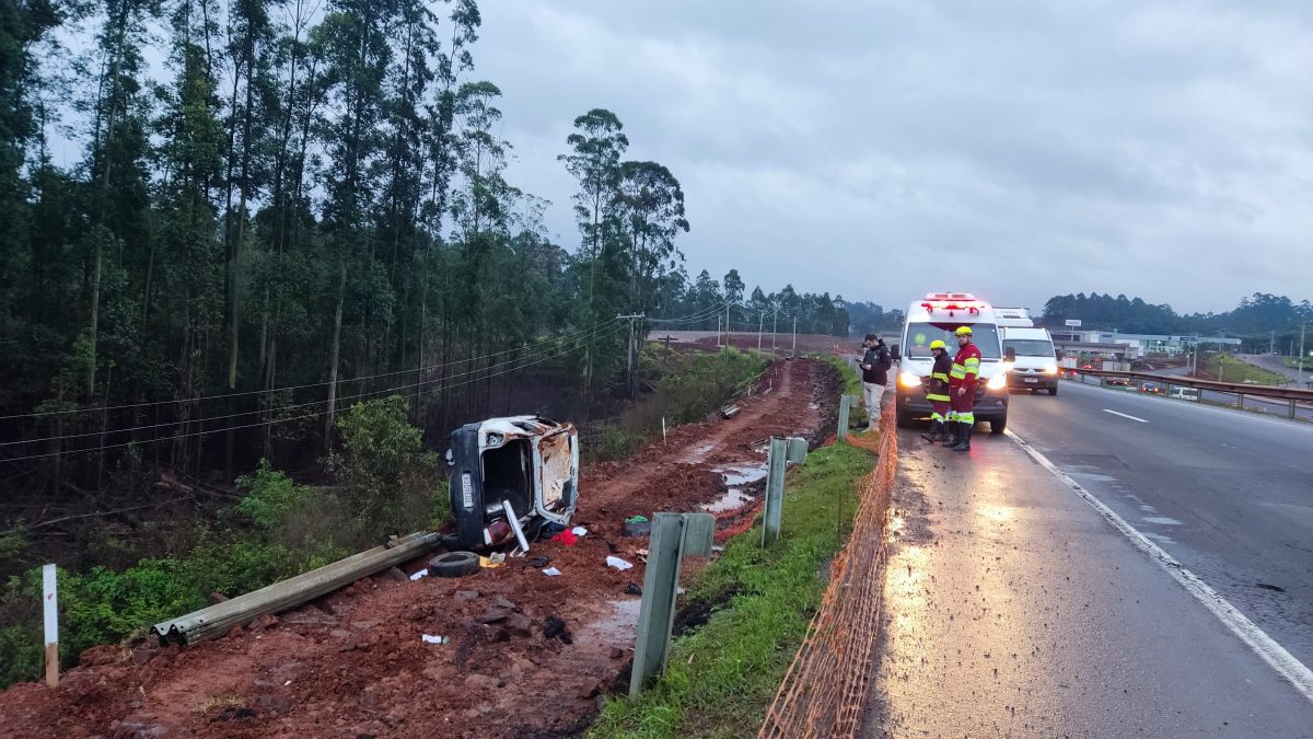 Carro capota e sai de pista na BR-386, em Estrela