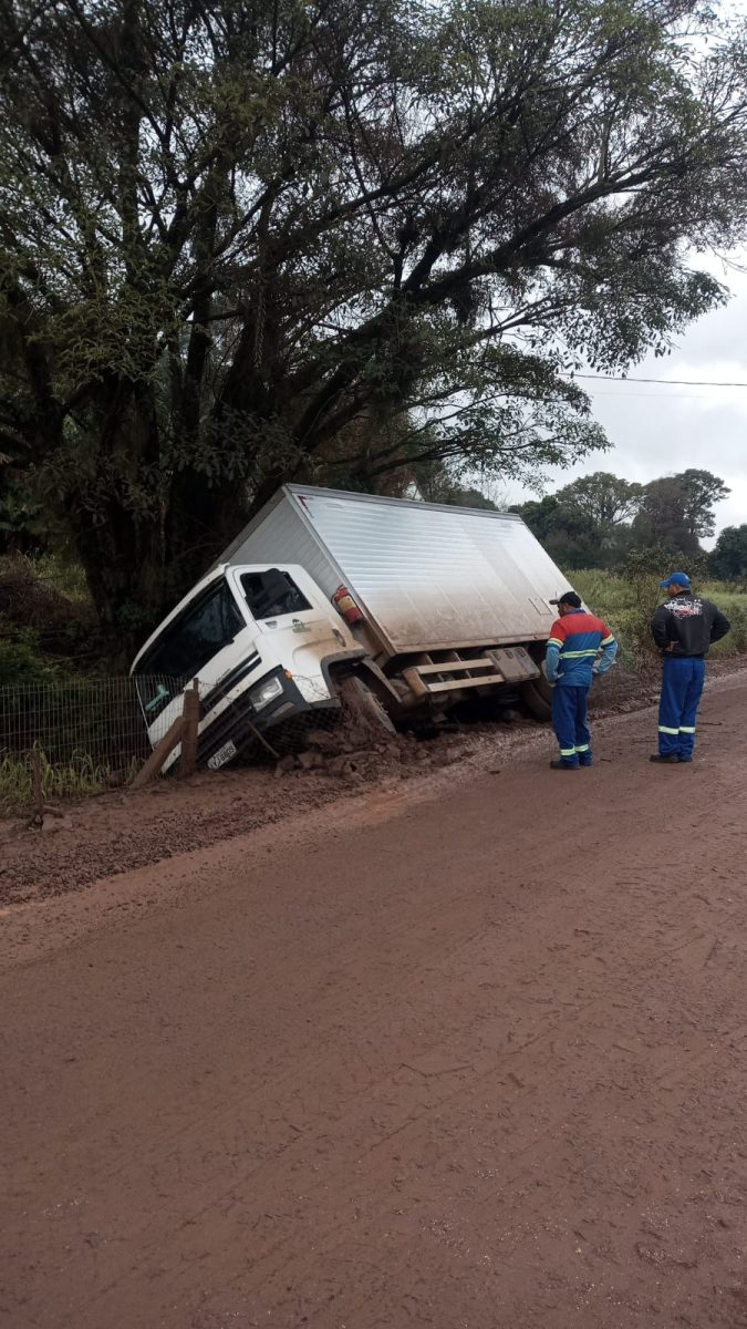 Caminhão cai em valeta na ERS-129, entre Colinas e Roca Sales