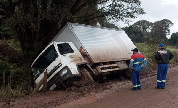 Caminhão cai em valeta na ERS-129, entre Colinas e Roca Sales