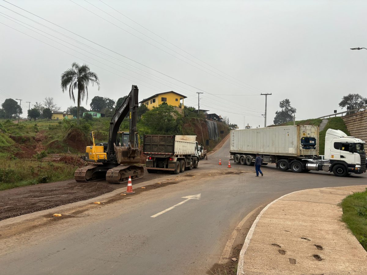 Obras deixam fluxo em pare e siga na via lateral da ERS-130, em Lajeado