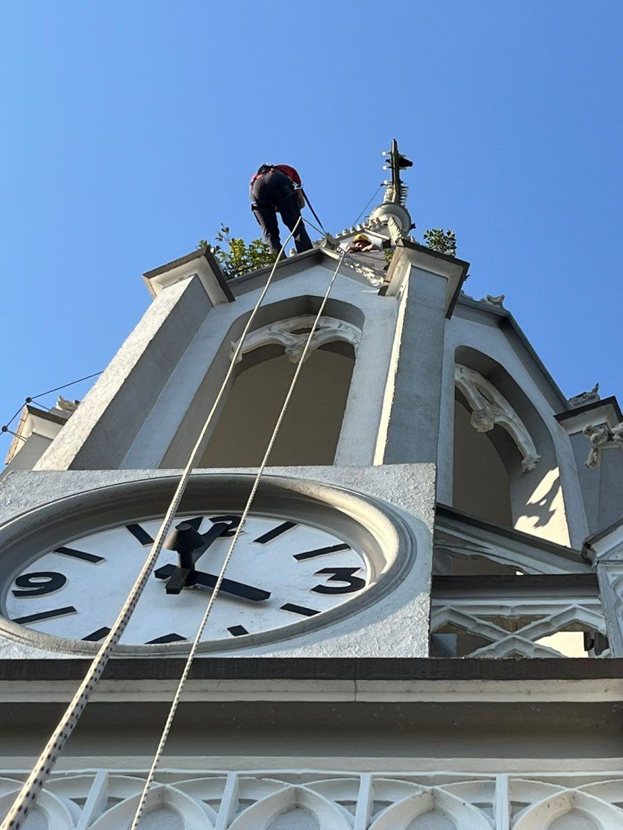 Bombeiros retiram material com risco de queda na Igreja Matriz