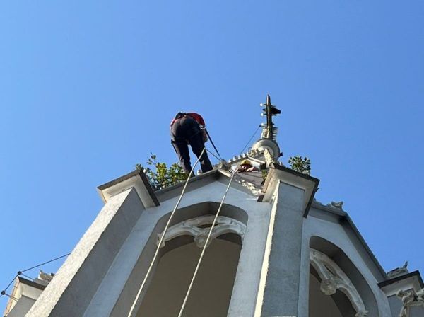 Bombeiros retiram material com risco de queda na Igreja Matriz