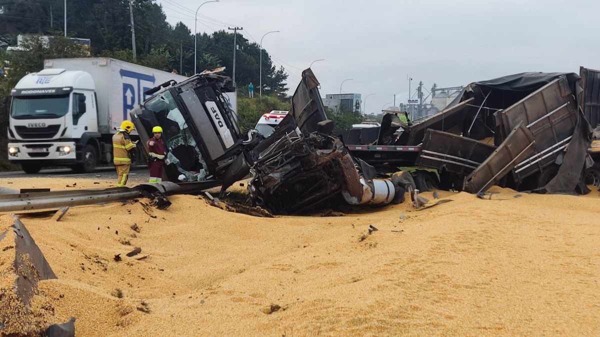 Caminhoneiro é retirado das ferragens após acidente na BR-386