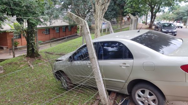 Carro invade pátio de posto de saúde no bairro São Cristóvão