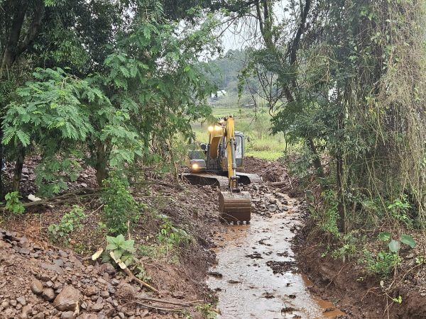 Governo de Encantado faz desassoreamento de arroios e córregos