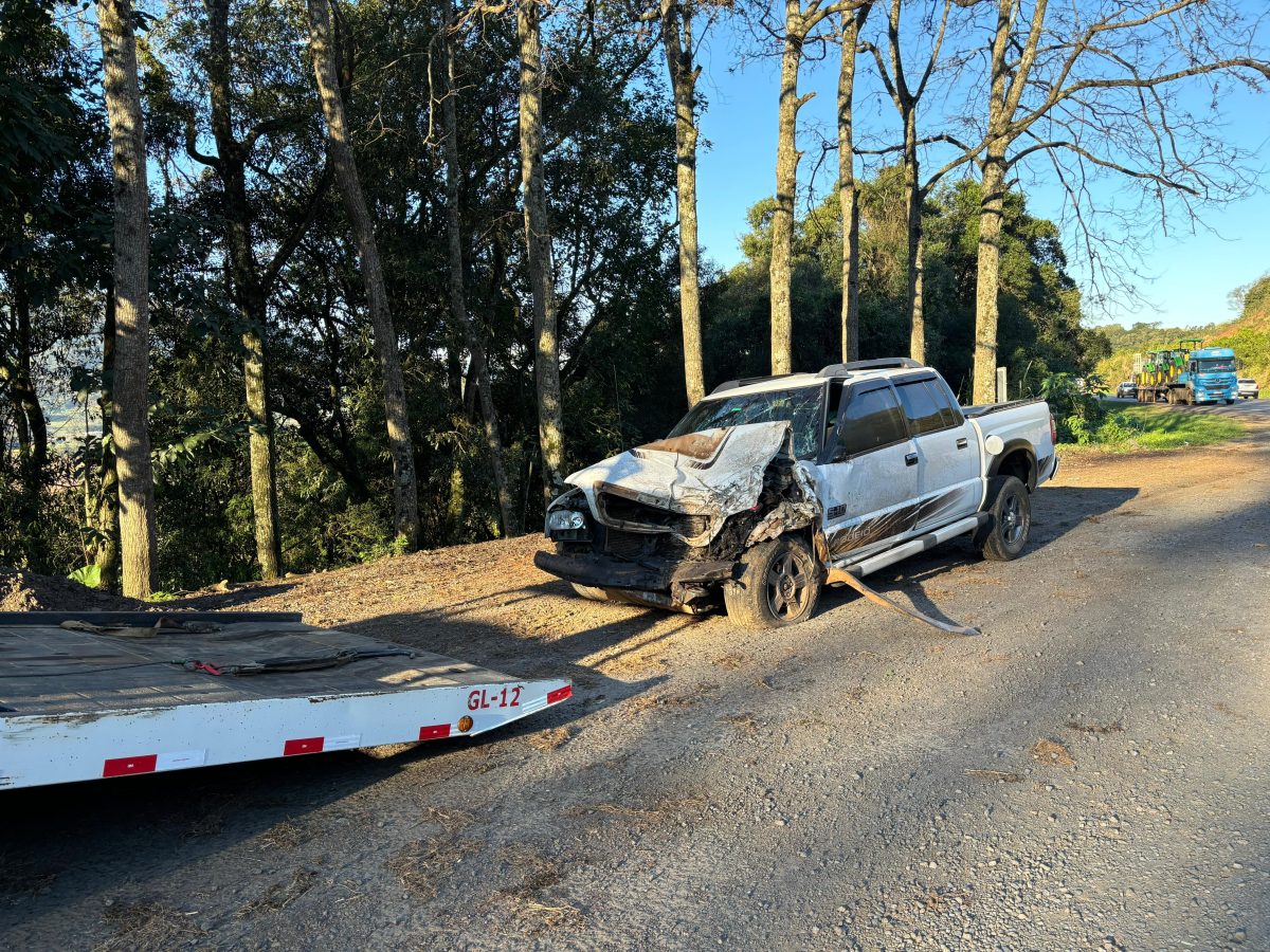 Acidente entre carreta e caminhonete causa danos materiais na BR-386