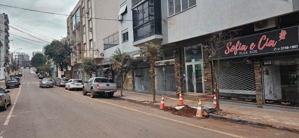 Buraco exige bloqueio na Bento Gonçalves, em Lajeado