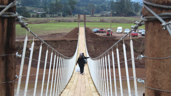 Divididas, comunidades clamam por reconstrução de ponte
