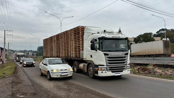 Pane elétrica em carreta causa lentidão na BR-386, em Lajeado