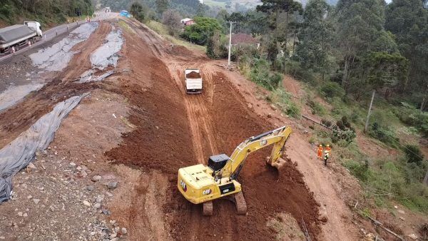 Obras de recuperação da pista avançam na BR-386, em Pouso Novo 