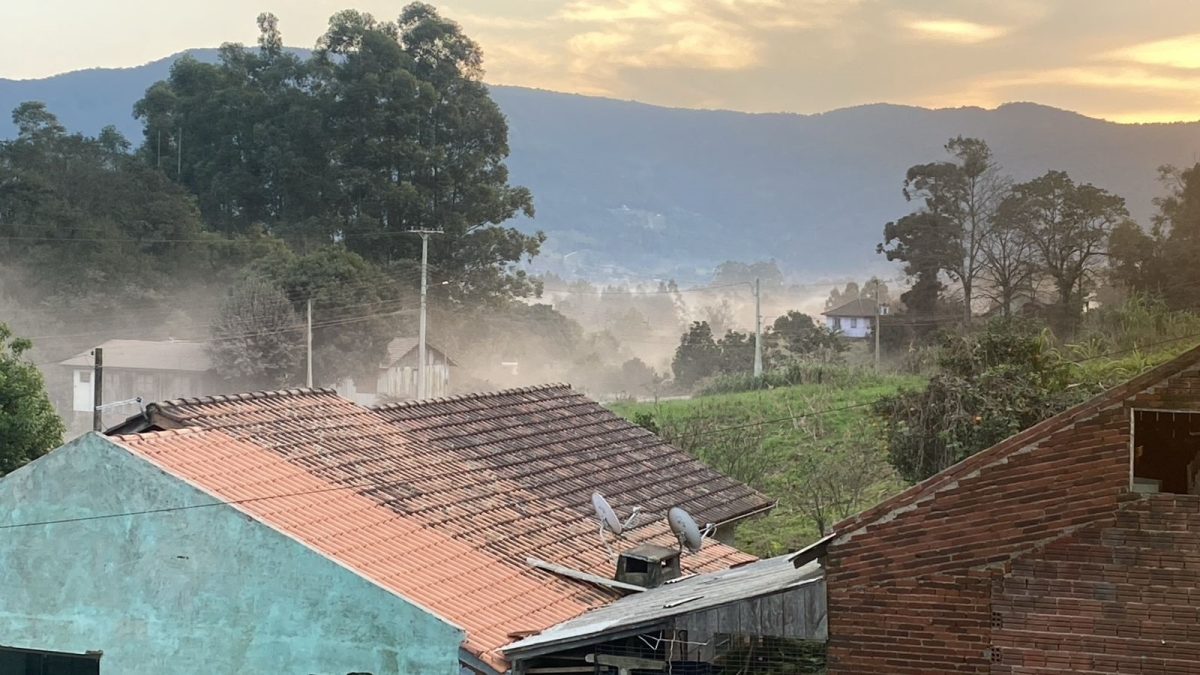 “Comendo poeira e cuspindo tijolo”