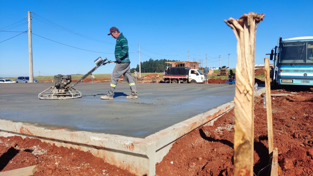 Voluntários iniciam construção de nova escola em Cruzeiro do Sul