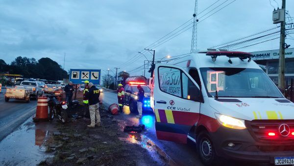 Acidente entre carro e moto deixa trânsito lento na BR-386