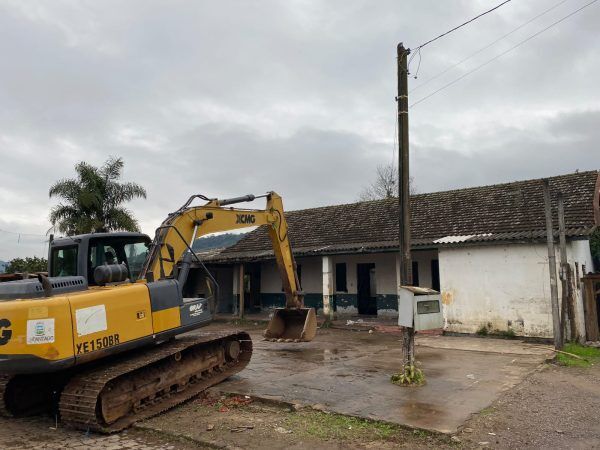 Antiga escola dá lugar à construção de casas para afetados por deslizamentos