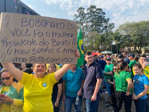 Apoiadores aguardam Bolsonaro em Teutônia