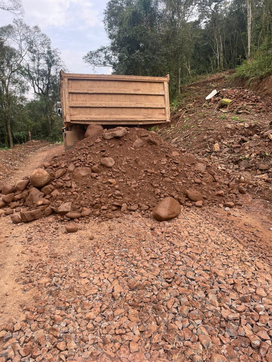 Risco de deslizamento interdita estrada no interior de Encantado