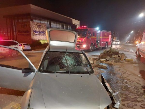 Após colidir em canteiro central, mulher é retirada das ferragens em Encantado