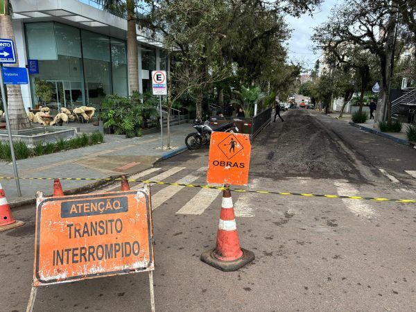 Obras bloqueiam a Rua Tiradentes no Centro de Lajeado