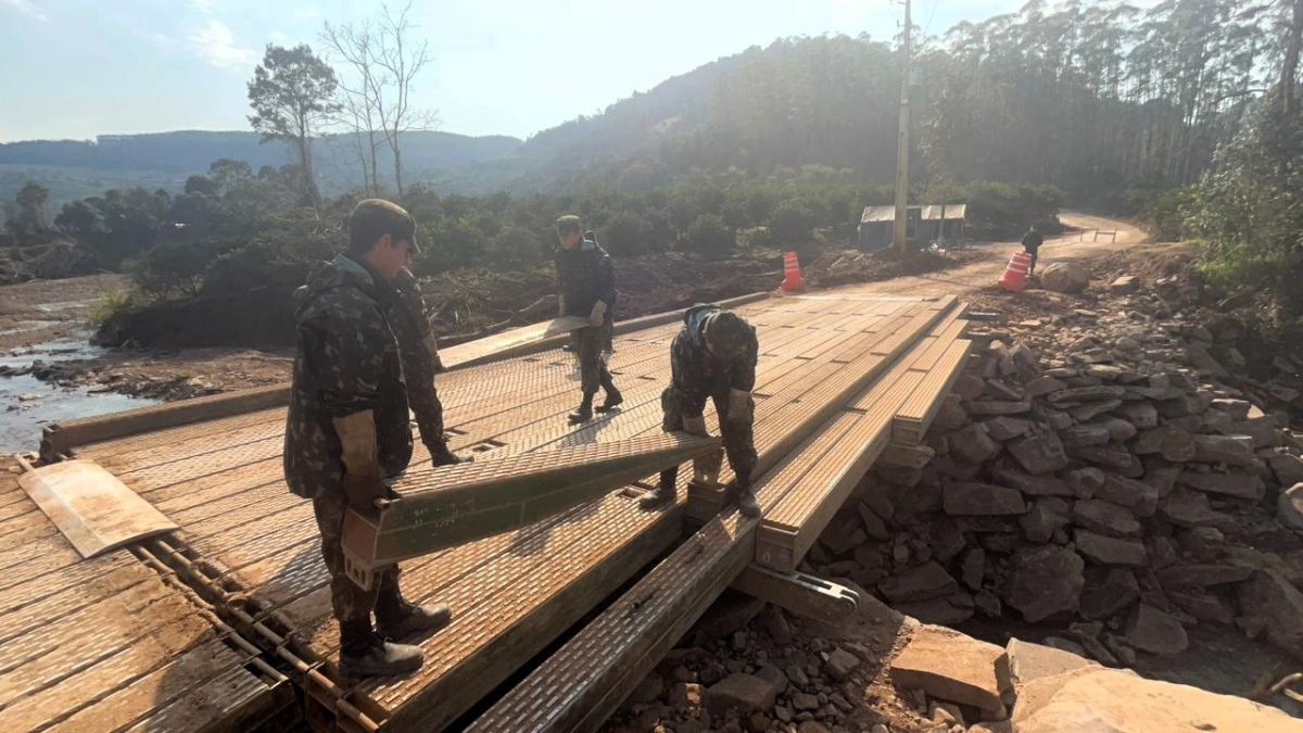 Manutenção preventiva interrompe transito sobre ponte metálica