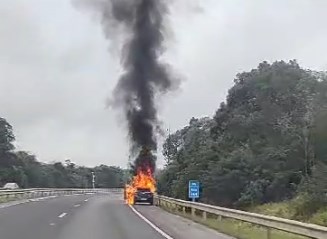 Carro incendeia na BR-386, em Bom Retiro do Sul